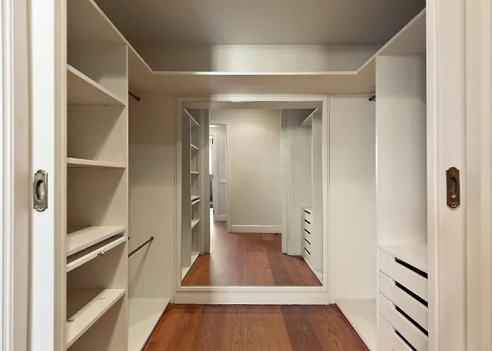 Enjoy Augustina's Grand Family Apartment Barcelona